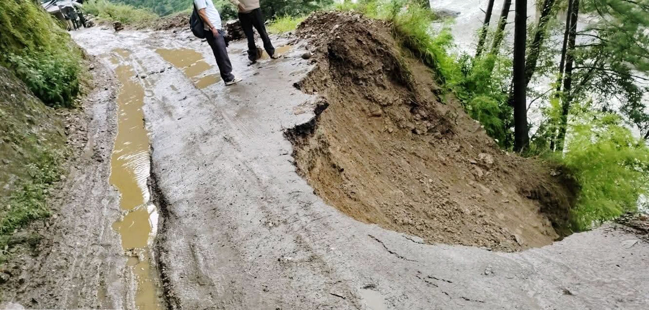 बरोट को जाने वाली सड़क जो धंस गया। बरोट को जाने वाली सड़क जो धंस गया।