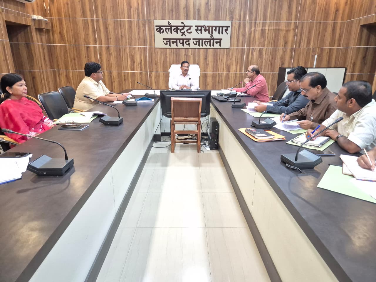 बैठक करते जिलाधिकारी बैठक करते जिलाधिकारी