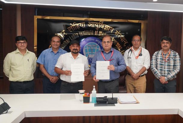लोहिया संस्थान के निदेशक के साथ सेज क्रिकेट अकादमी के प्रतिनिधि लोहिया संस्थान के निदेशक के साथ सेज क्रिकेट अकादमी के प्रतिनिधि