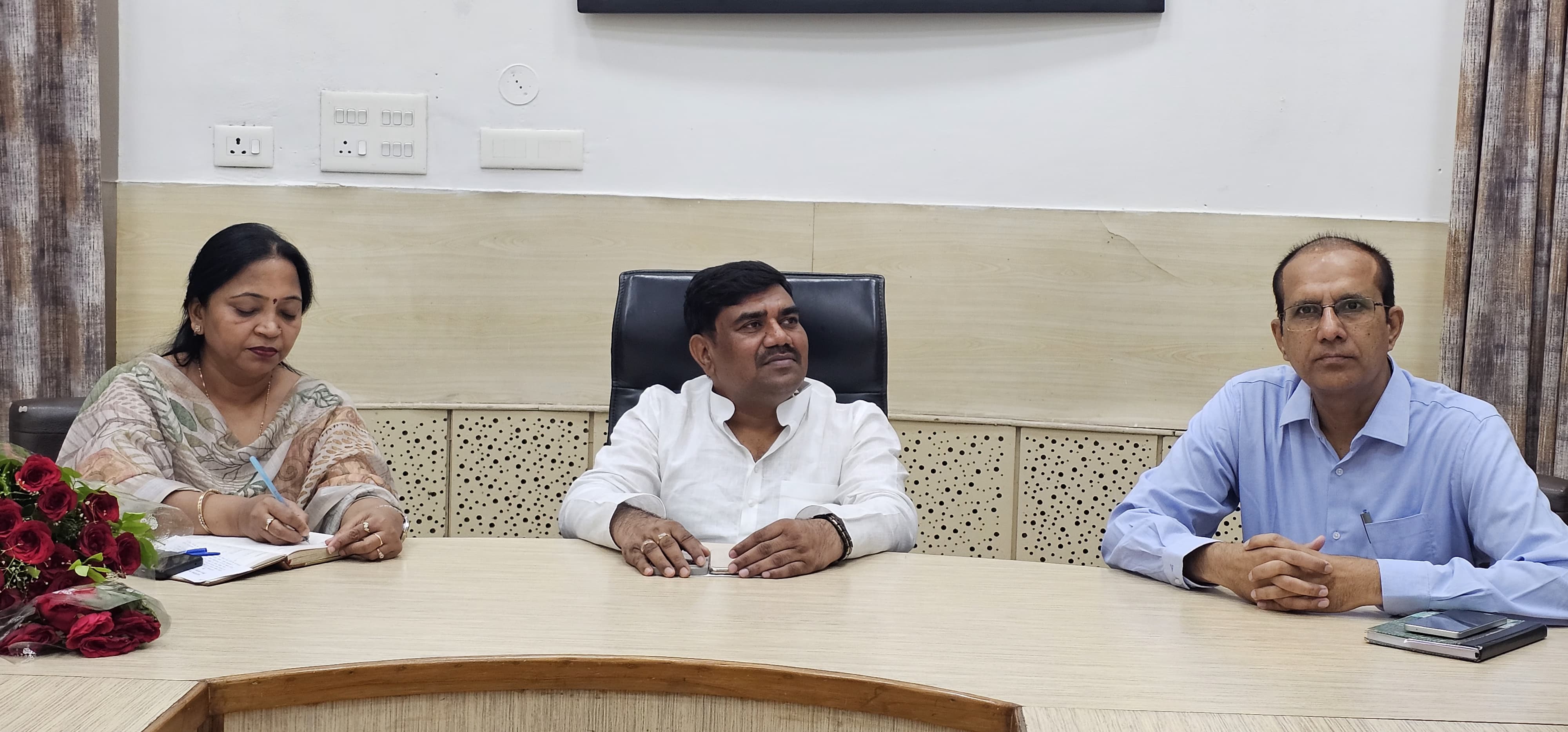 बैठक के दौरान वीरू साहनी व अन्य बैठक के दौरान वीरू साहनी व अन्य