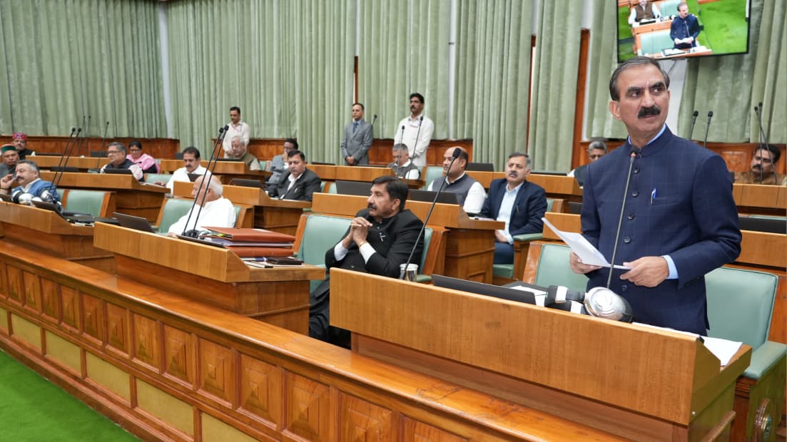 मुख्यमंत्री सदन में बोलते हुए मुख्यमंत्री सदन में बोलते हुए