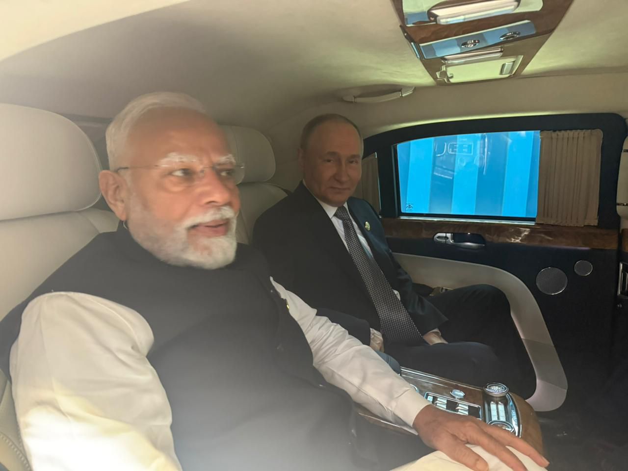 कार में मिले प्रधानमंत्री मोदी और राष्ट्रपति पुतिन