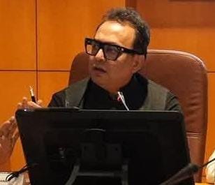 पत्रकार वार्ता करते ईपीसीएच चेयरमैन डॉ नीरज विनोद खन्ना।