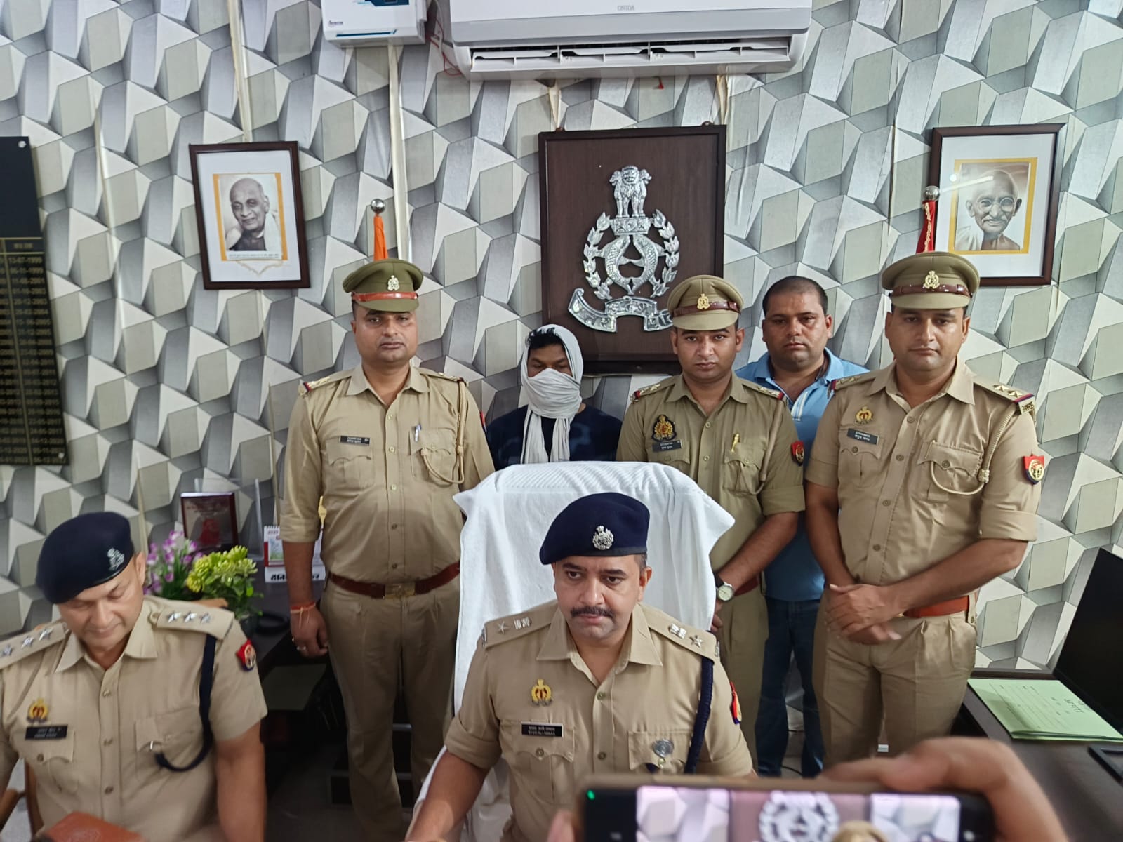 आगरा में टप्पेबाज गिरफ्तार आगरा में टप्पेबाज गिरफ्तार