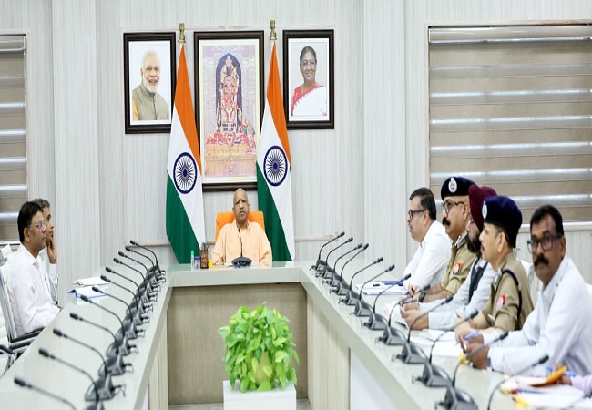 कारागार विभााग की बैठक करते मुख्यमंत्री योगी कारागार विभााग की बैठक करते मुख्यमंत्री योगी