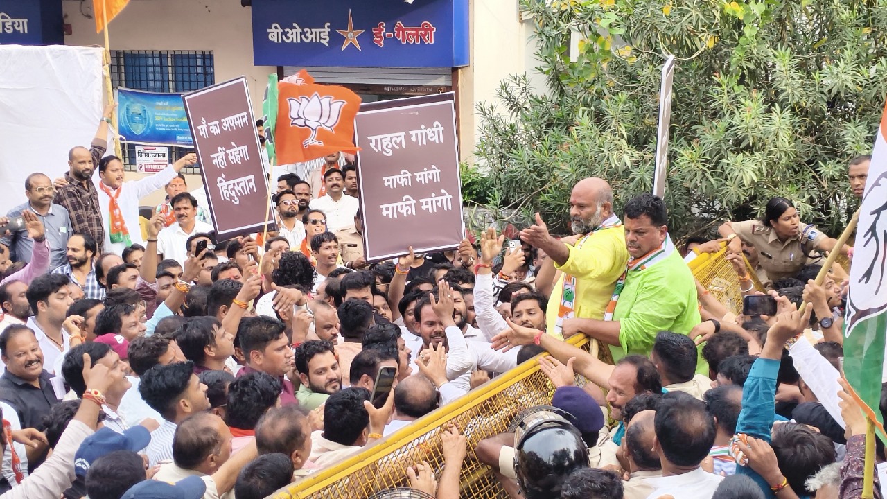 उज्जैन में भाजपा का हल्ला बोल प्रदर्शन, कांग्रेस कार्यालय का किया घेराव उज्जैन में भाजपा का हल्ला बोल प्रदर्शन, कांग्रेस कार्यालय का किया घेराव