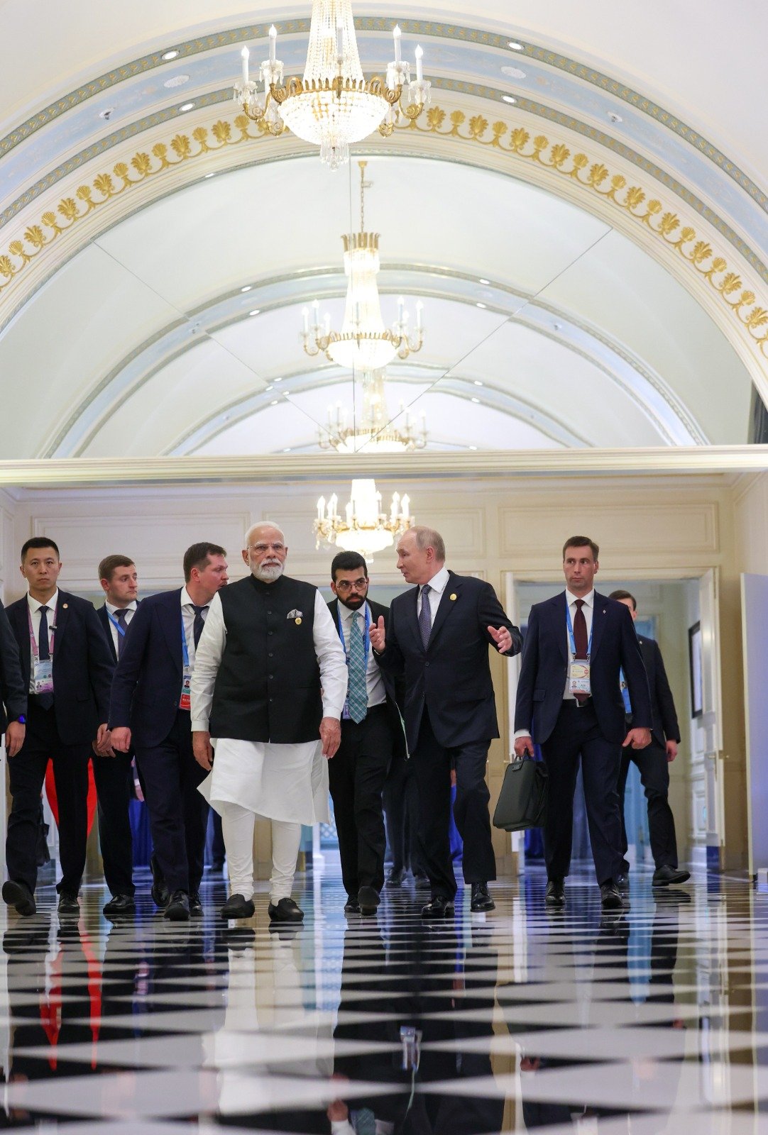 द्विपक्षीय वार्ता के लिए जाते प्रधानमंत्री मोदी और राष्ट्रपति पुतिन