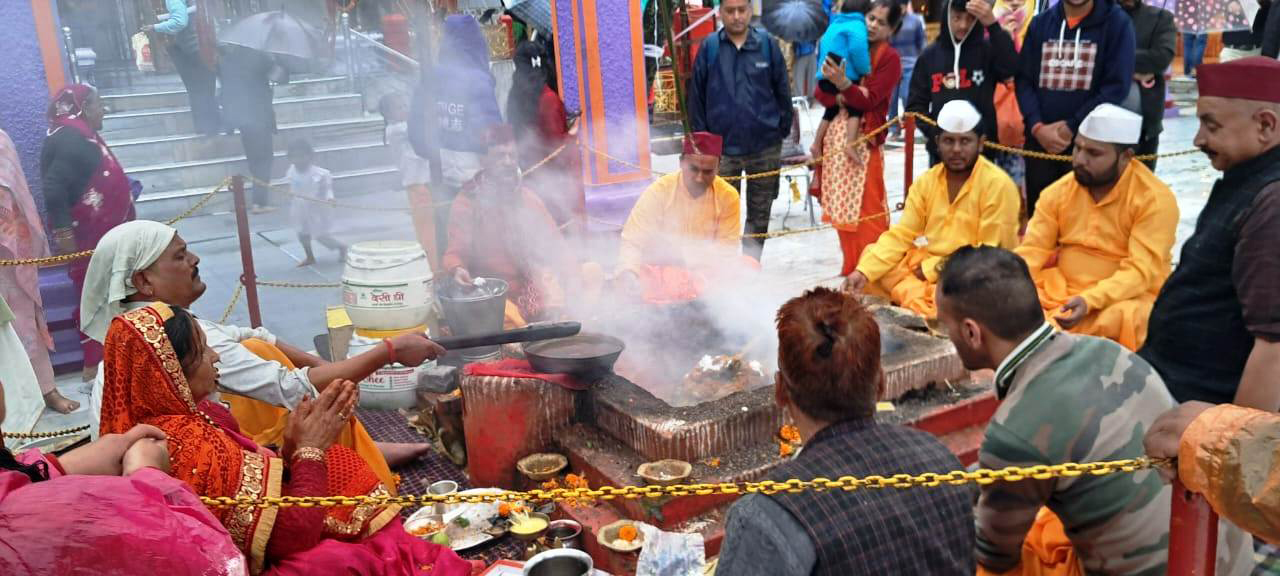 नयना देवी मंदिर में आयोजित हवन में शामिल आचार्य एवं पंडित। नयना देवी मंदिर में आयोजित हवन में शामिल आचार्य एवं पंडित।