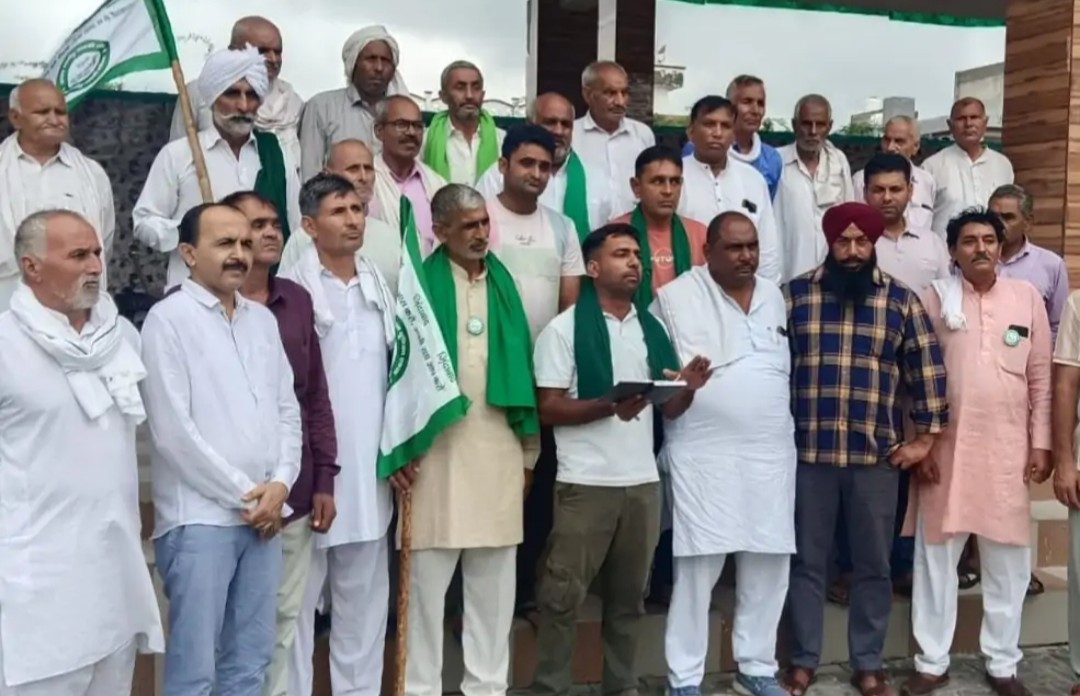 पानीपत में पंजाब में बाढ़ पीड़ितों की मदद के लिए लिए किसान यूनियन द्वारा एकत्र एक लाख रुपए की जानकारी देते यूनियन के पदाधिकारी