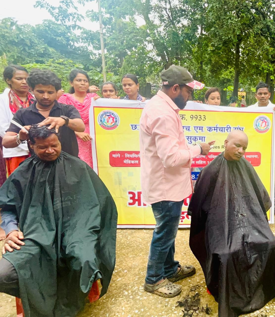 सुकमा : एनएचएम के संविदा कर्मचारियों ने सिर मुंडवा कर किया प्रदर्शन