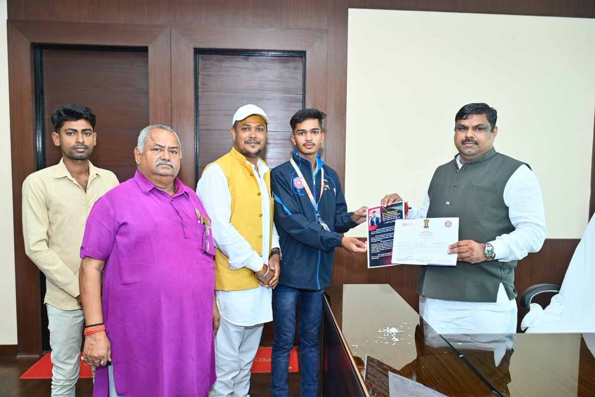 शिक्षा मंत्री गजेन्द्र यादव से भेंट करते ओमप्रकाश सेन शिक्षा मंत्री गजेन्द्र यादव से भेंट करते ओमप्रकाश सेन