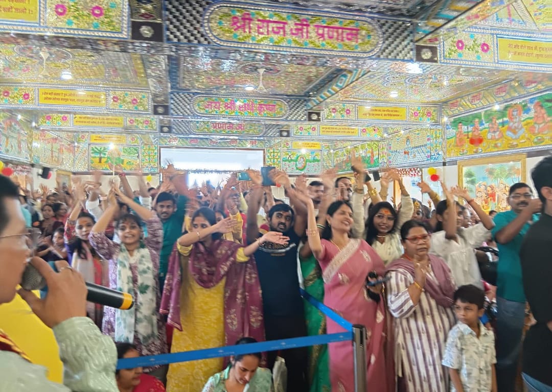 अनुष्ठान मैं जूते श्रद्धालुगण