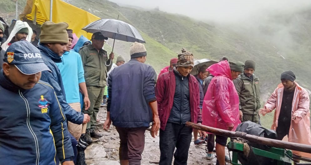 खाई में गिरे नेपाली मूल के व्यक्ति को बाहर निकलकर सौंपते हुए एसडीआरए। खाई में गिरे नेपाली मूल के व्यक्ति को बाहर निकलकर सौंपते हुए एसडीआरए।