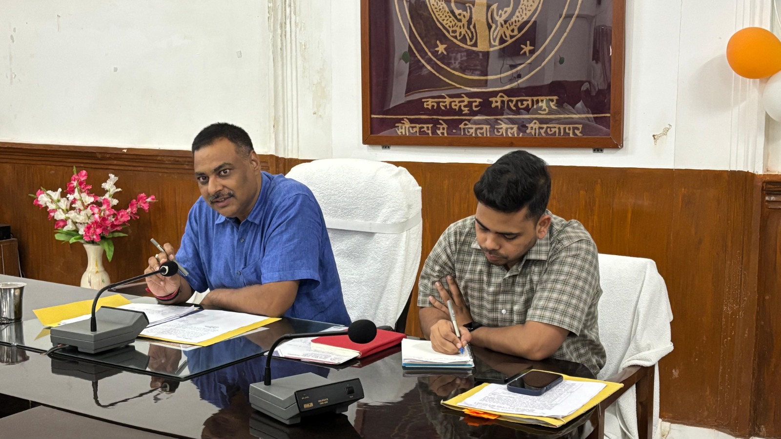 आबकारी विभाग के अधिकारियों व शराब विक्रेताओं के साथ बैठक करते जिलाधिकारी पवन कुमार गंगवार।
