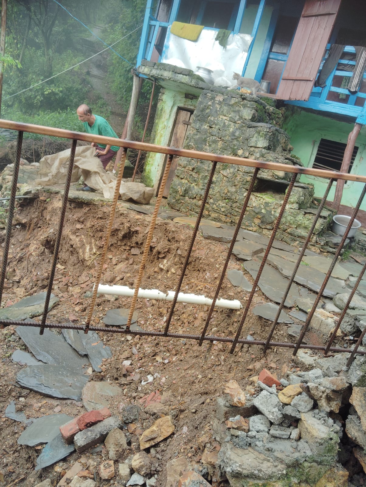 भारी बारिश के कारण मिल्ला गांव में सुरक्षा दीवारों के गिरने से घरों पर मंडराया ख़तरा प्रशासन से गुहार