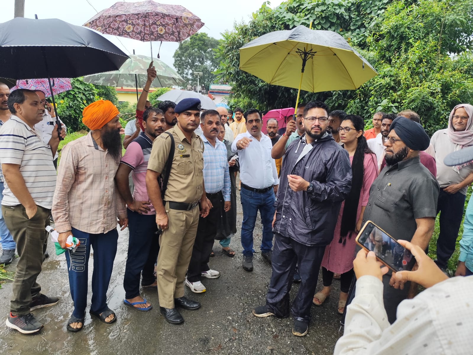 गिरि नदी में में आया अधिक पानी , 50 से ज्यादा लोग रेस्क्यू गिरि नदी में में आया अधिक पानी , 50 से ज्यादा लोग रेस्क्यू