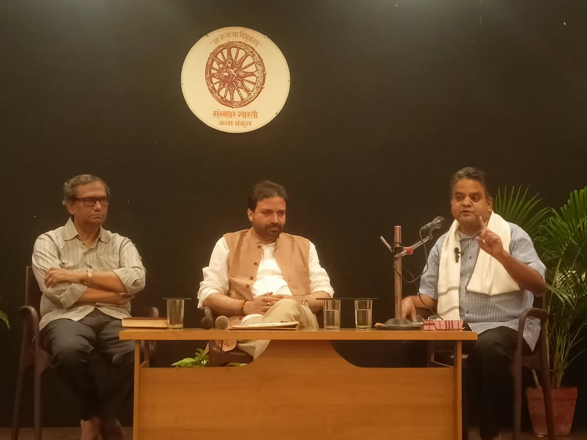 संस्कार भारती के मासिक कला संगोष्ठी में  प्रो. रजनीश कुमार मिश्र और प्रो. चंदन चौबे।