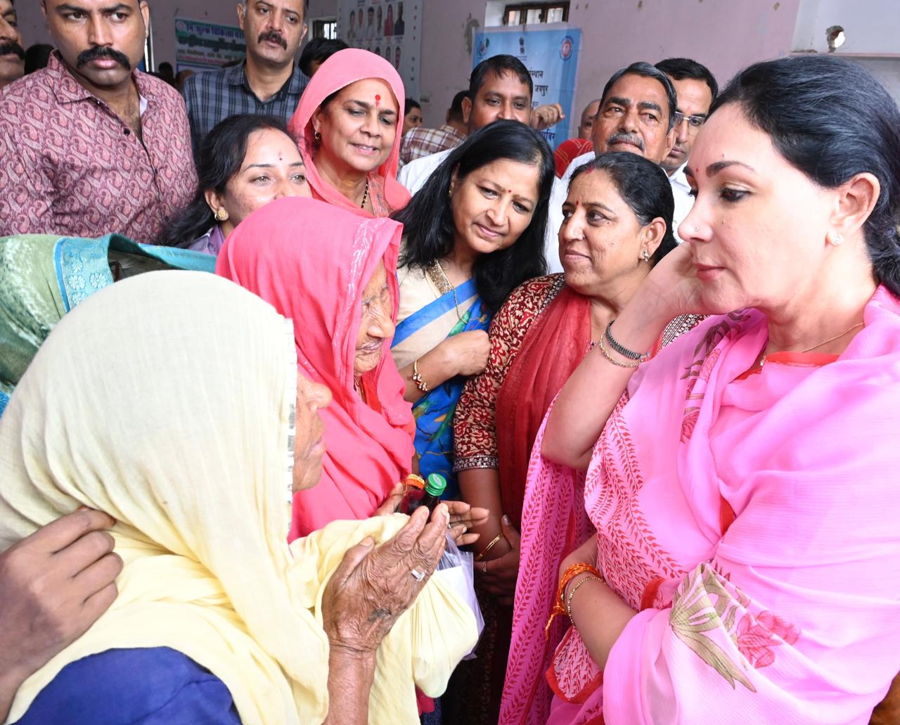 निःशुल्क नेत्र जांच शिविर में पहुंची दीया  कुमारी ने कहा हर नागरिक तक पहुंचे बेहतर स्वास्थ्य सुविधाएं