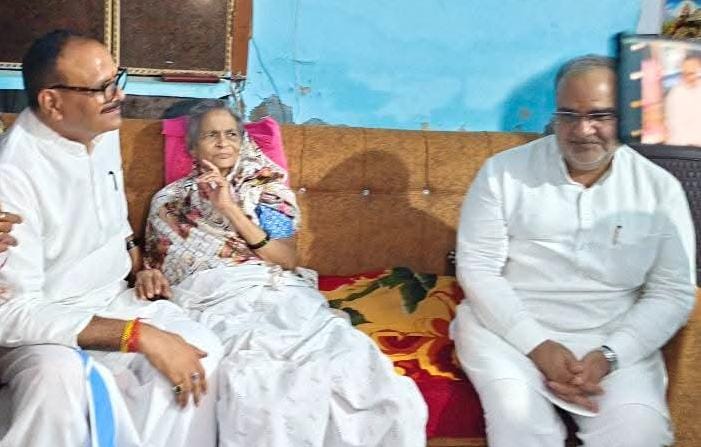 उपमुख्यमंत्री बृजेश पाठक ने पीएम के निजी सचिव के पिता को दी श्रद्धांजलि उपमुख्यमंत्री बृजेश पाठक ने पीएम के निजी सचिव के पिता को दी श्रद्धांजलि