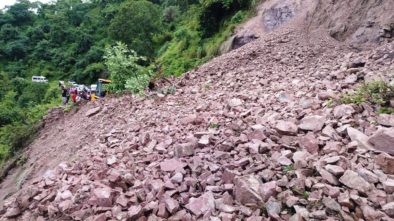 इधर हल्द्वानी-भीमताल मार्ग सलड़ी के पास कोइराला में सड़क पर मलबा आने से यातायात पूर्णतः बाधित हो गया है। पुलिस-प्रशासन मौके पर तैनात है। इधर हल्द्वानी-भीमताल मार्ग सलड़ी के पास कोइराला में सड़क पर मलबा आने से यातायात पूर्णतः बाधित हो गया है। पुलिस-प्रशासन मौके पर तैनात है।