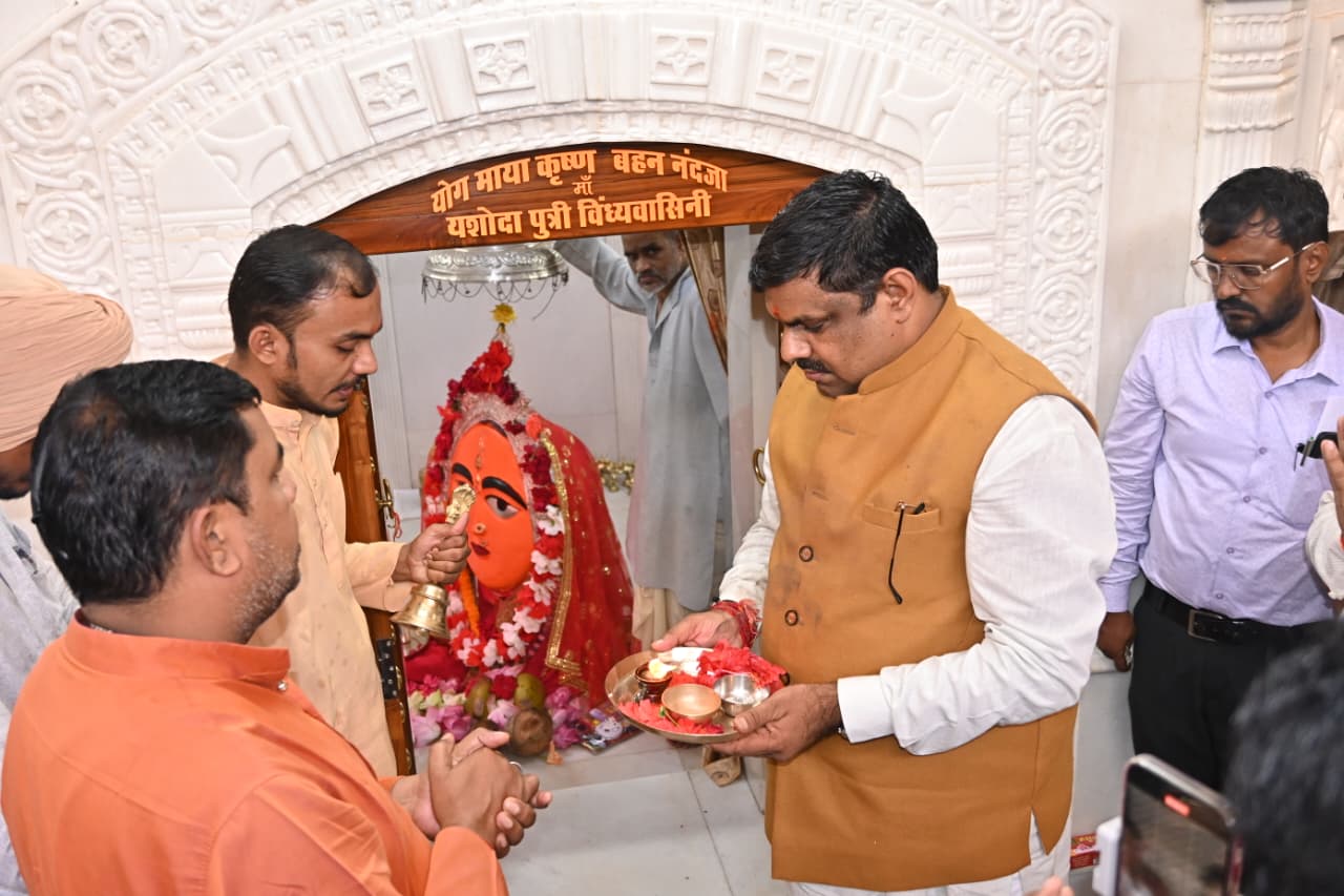 मां विंध्यवासिनी की पूजा करते हुए स्कूल शिक्षा मंत्री गजेंद्र यादव। मां विंध्यवासिनी की पूजा करते हुए स्कूल शिक्षा मंत्री गजेंद्र यादव।