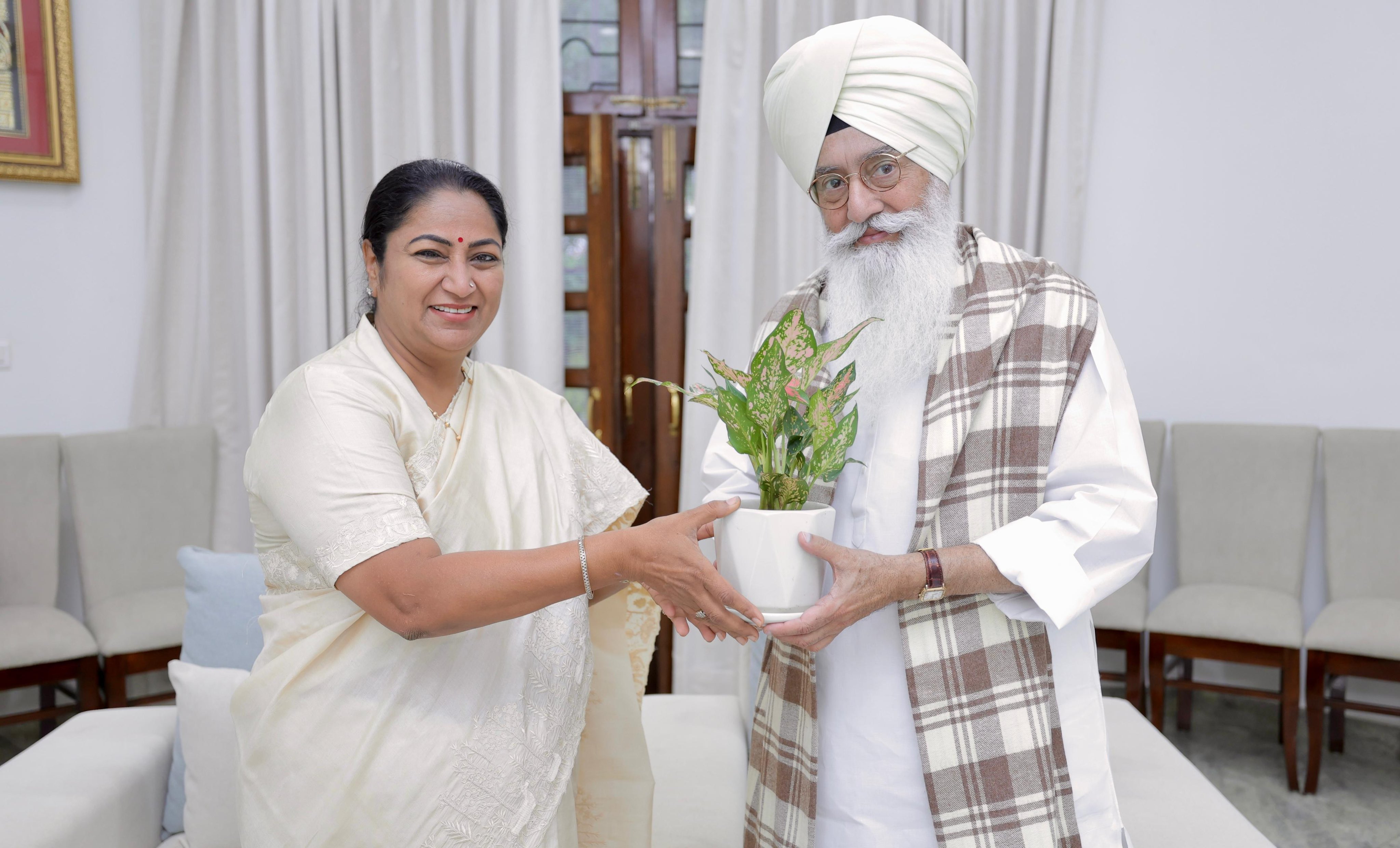 मुख्यमंत्री रेखा गुप्ता डेरा प्रमुख संत बाबा गुरिंदर सिंह ढिल्लों से मुलाकात करते हुए। मुख्यमंत्री रेखा गुप्ता डेरा प्रमुख संत बाबा गुरिंदर सिंह ढिल्लों से मुलाकात करते हुए।