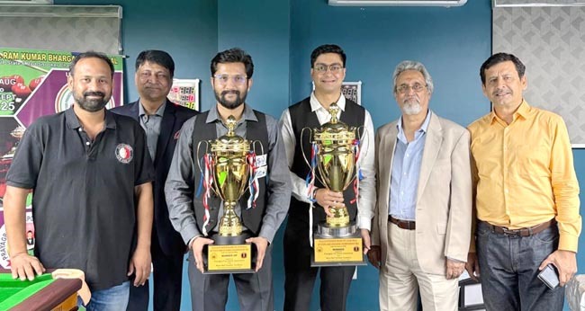 उत्तर प्रदेश राज्य स्नूकर चैम्पियनशिप में विजेता ट्राफी के साथ खिलाड़ी एवं अन्य। उत्तर प्रदेश राज्य स्नूकर चैम्पियनशिप में विजेता ट्राफी के साथ खिलाड़ी एवं अन्य।