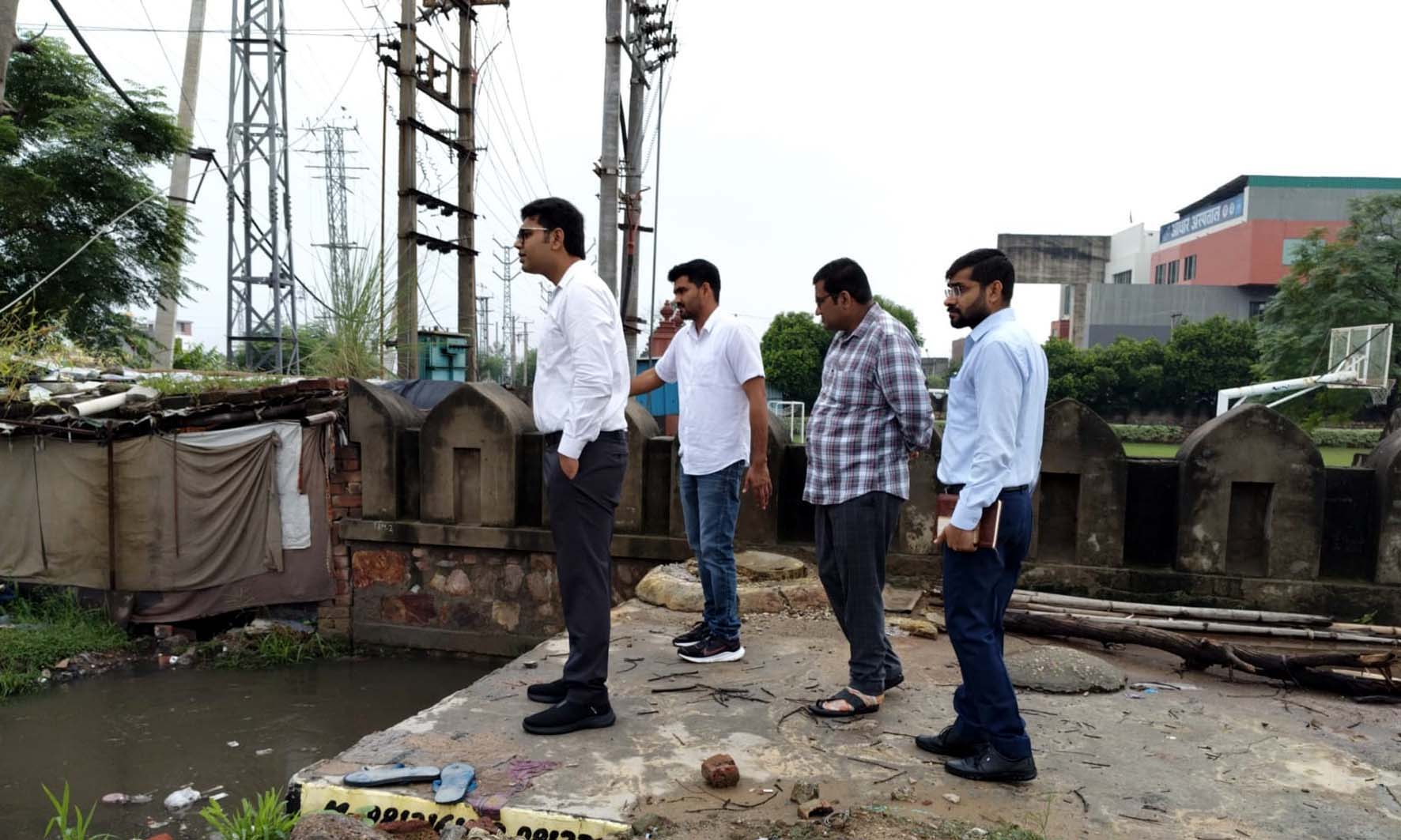 जलभराव का निरीक्षण करते निगम आयुक्त नीरज। जलभराव का निरीक्षण करते निगम आयुक्त नीरज।