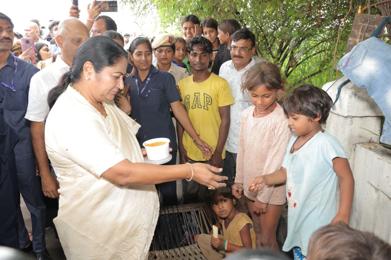 मुख्यमंत्री रेखा गुप्ता निरीक्षण के दौरान पीड़ित परिवारों से मिलते हुए। मुख्यमंत्री रेखा गुप्ता निरीक्षण के दौरान पीड़ित परिवारों से मिलते हुए।
