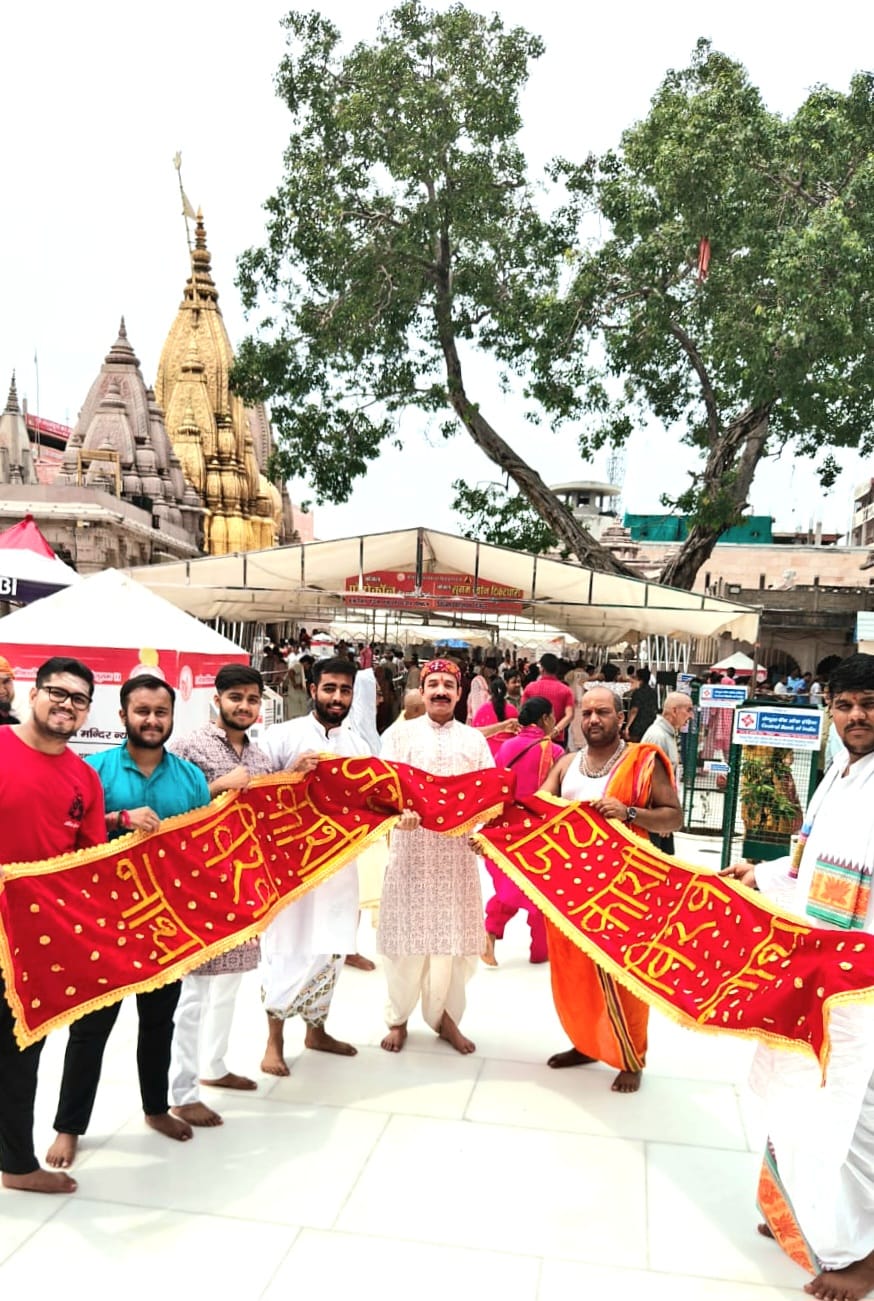 श्री काशी विश्वनाथ दरबार में चढ़ा अंगवस्त्रम