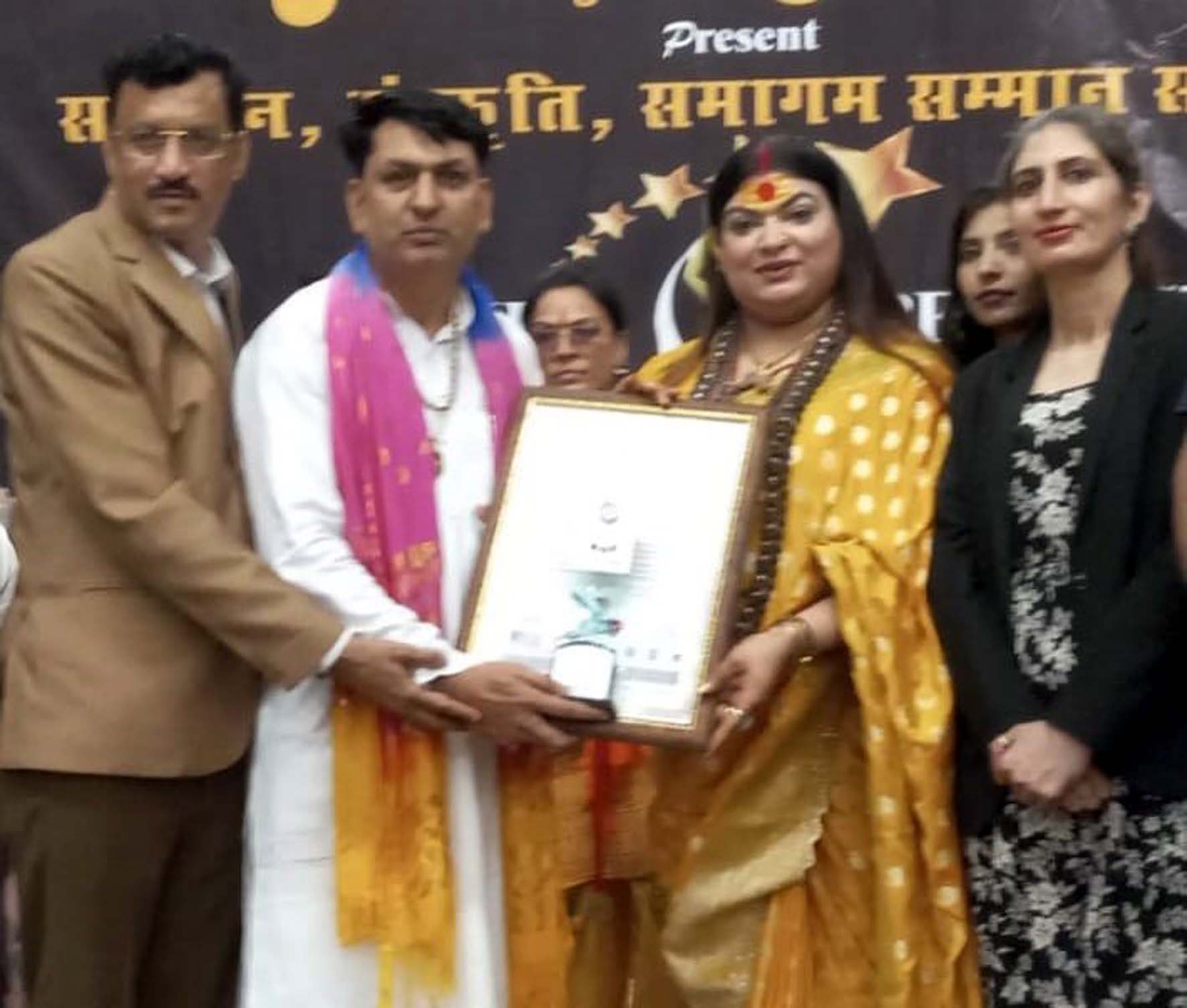 समारोह में डॉ. बलजीत शास्त्री को सम्मानित करते अतिथि। समारोह में डॉ. बलजीत शास्त्री को सम्मानित करते अतिथि।