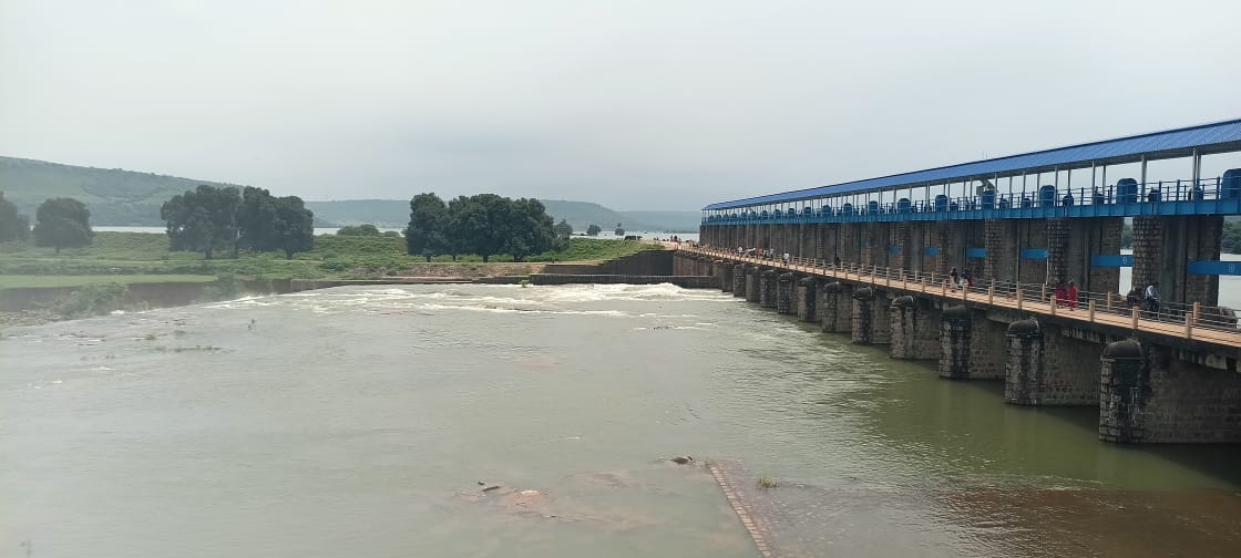 अहरौरा बांध के खुले चार गेट। अहरौरा बांध के खुले चार गेट।