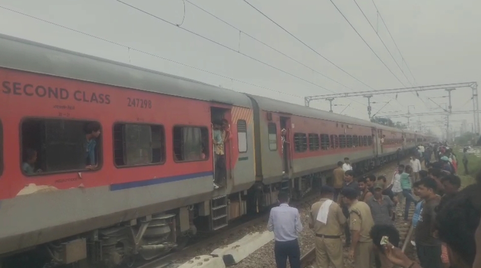 हादसे के बाद मलवां रेलवे स्टेशन पर खड़ी यात्री ट्रेन हादसे के बाद मलवां रेलवे स्टेशन पर खड़ी यात्री ट्रेन