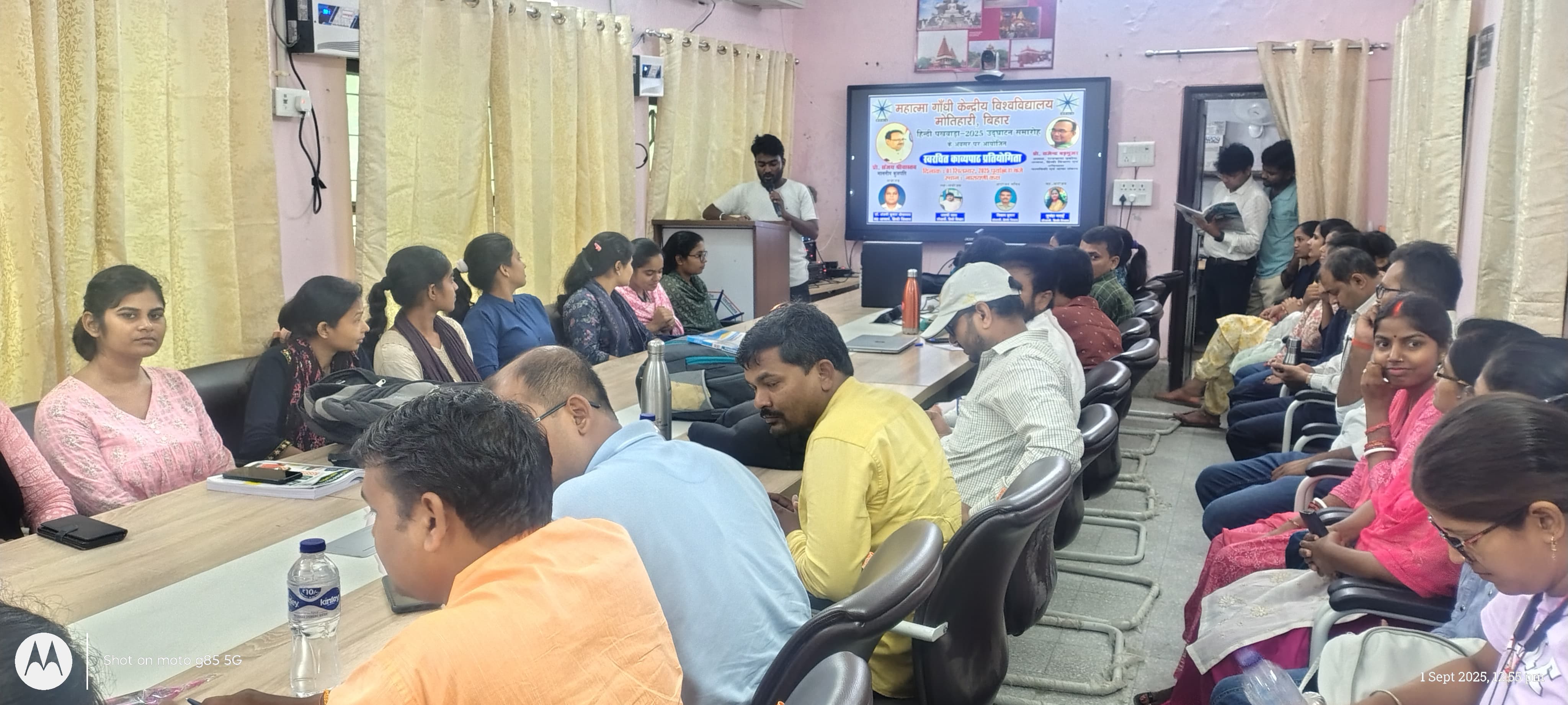 हिंदी पखवाड़ा के उद्धाटन पर जुटे शोधार्थी व शिक्षक हिंदी पखवाड़ा के उद्धाटन पर जुटे शोधार्थी व शिक्षक