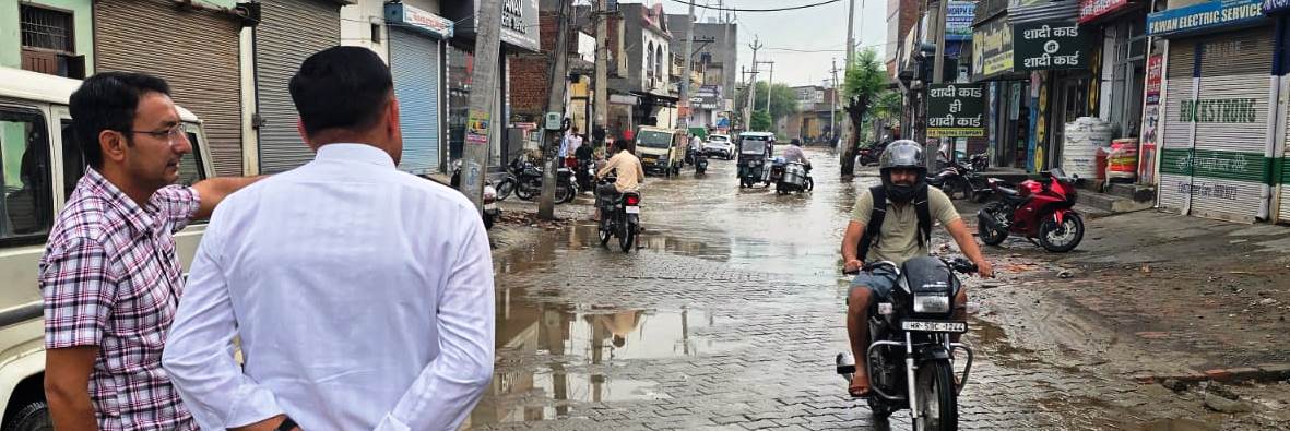 सिरसा शहर का दौरा करते एसडीएम। सिरसा शहर का दौरा करते एसडीएम।