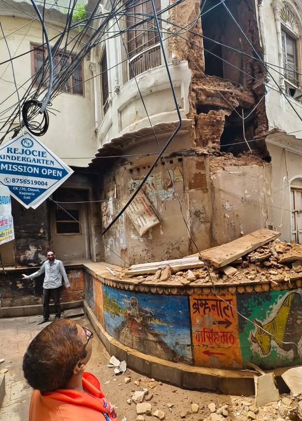 भवन का गिरा हिस्सा देखते हुए विधायक डॉ नीलकंठ (फोटो) भवन का गिरा हिस्सा देखते हुए विधायक डॉ नीलकंठ (फोटो)