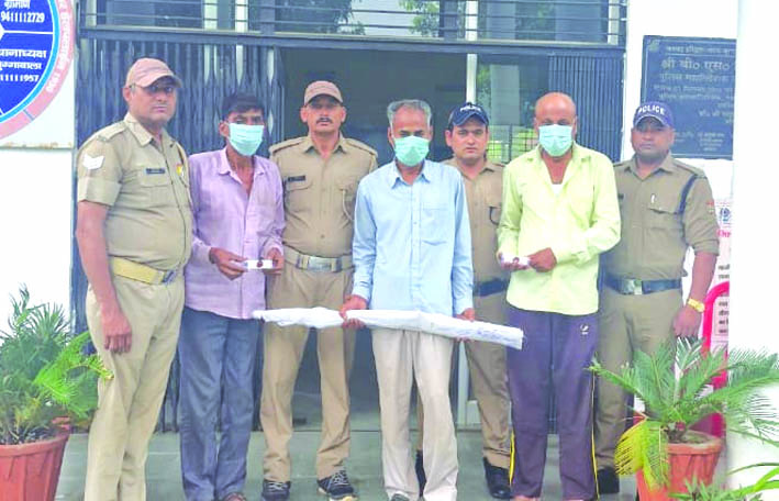 पुलिस गिरफ्त में आरोपित पुलिस गिरफ्त में आरोपित