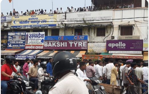 अभाविप कार्यालय के सामने प्रदर्शन करते छात्र अभाविप कार्यालय के सामने प्रदर्शन करते छात्र