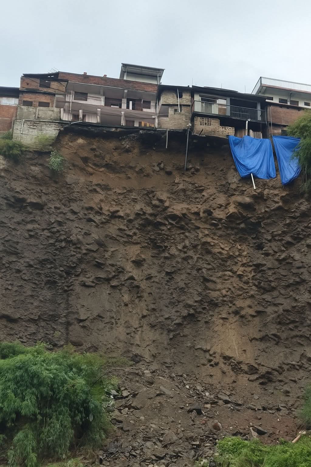 कटौला में जमीन खिसकने से हवा में हुए मकान व दुकानें। कटौला में जमीन खिसकने से हवा में हुए मकान व दुकानें।