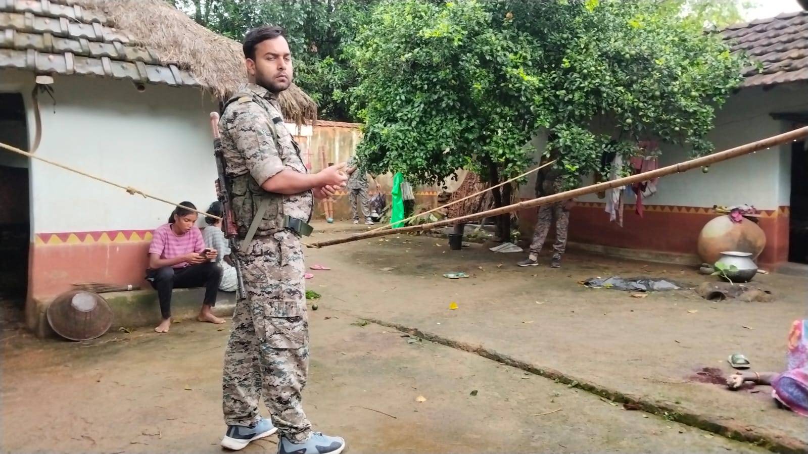 जांच करती पुलिस जांच करती पुलिस
