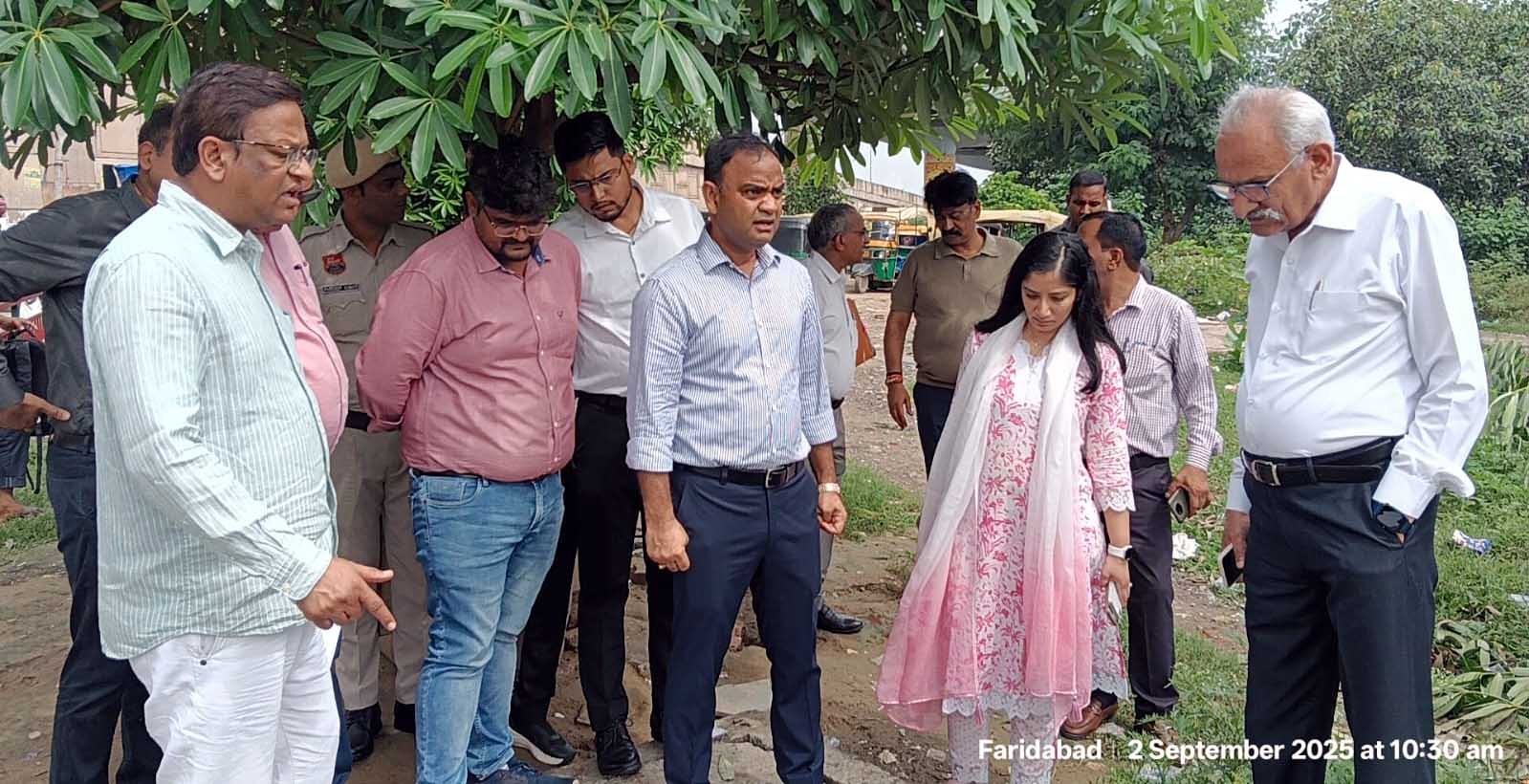 नगर निगम आयुक्त धीरेंद्र खडग़टा अधिकारियों के साथ जायजा लेते हुए नगर निगम आयुक्त धीरेंद्र खडग़टा अधिकारियों के साथ जायजा लेते हुए
