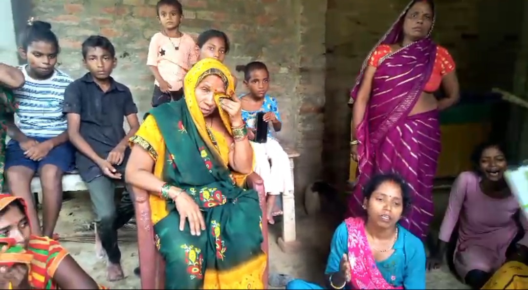 रोते बिलखते परिजनों की फोटो रोते बिलखते परिजनों की फोटो