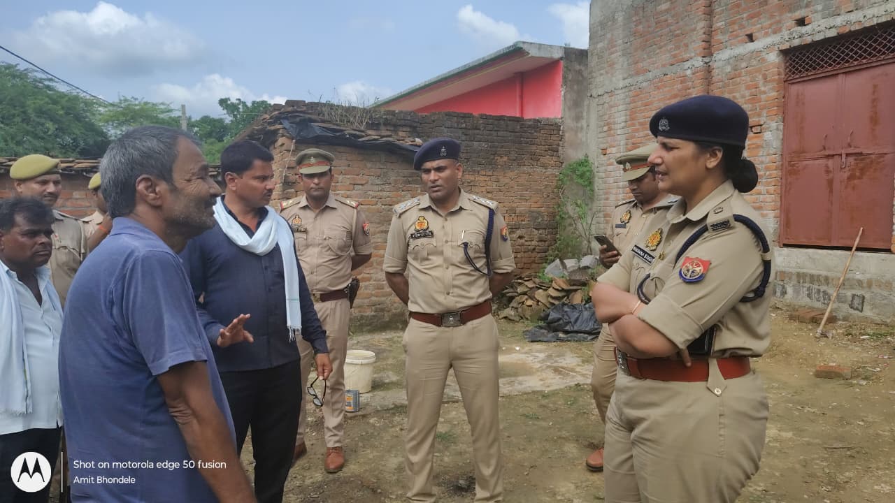 ग्रामीणों से जानकारी लेती अपर एसपी वंदना सिंह ग्रामीणों से जानकारी लेती अपर एसपी वंदना सिंह