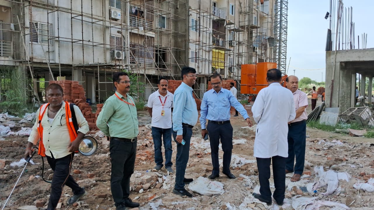नगर निगम और स्वास्थ्य विभाग की टीमों ने पूरे परिसर के छोटे जलस्रोतों में किया एंटी लार्वल का छिड़काव नगर निगम और स्वास्थ्य विभाग की टीमों ने पूरे परिसर के छोटे जलस्रोतों में किया एंटी लार्वल का छिड़काव