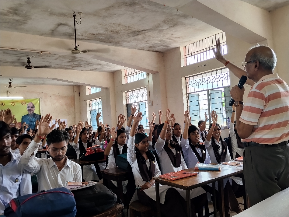 सशिमं में नशा एक अभिशाप विषय पर आयोजित कार्यक्रम में छात्रों को संकल्प दिलाते हुए डा हीरा महावर। सशिमं में नशा एक अभिशाप विषय पर आयोजित कार्यक्रम में छात्रों को संकल्प दिलाते हुए डा हीरा महावर।