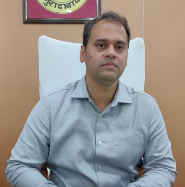 मुरादाबाद के जिलाधिकारी अनुज सिंह । ( डीएम ) मुरादाबाद के जिलाधिकारी अनुज सिंह । ( डीएम )