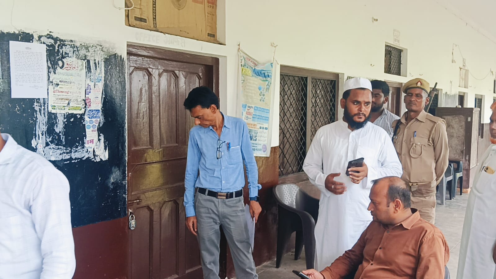 बिना मान्यता के चल रहे मदरसे को जांच के बाद किया गया बंद बिना मान्यता के चल रहे मदरसे को जांच के बाद किया गया बंद