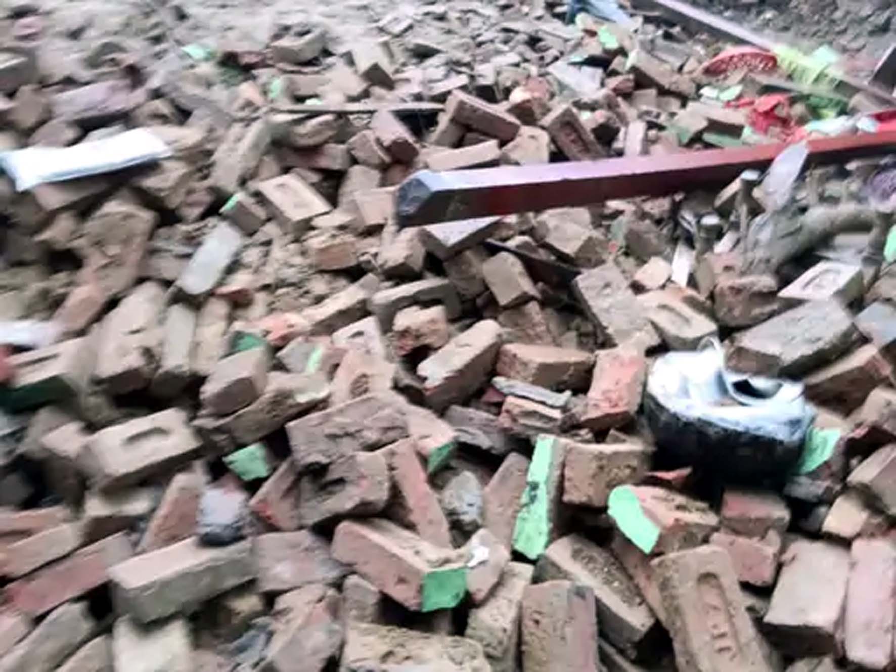 मौके पर पड़ा मकान का मलबा। मौके पर पड़ा मकान का मलबा।