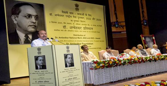 डॉ वीरेन्द्र कुमार ने दिए पुरस्कार डॉ वीरेन्द्र कुमार ने दिए पुरस्कार
