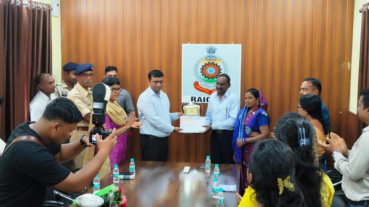 सेवानिवृत पुलिस कर्मियों को विदाई देते हुए सेवानिवृत पुलिस कर्मियों को विदाई देते हुए